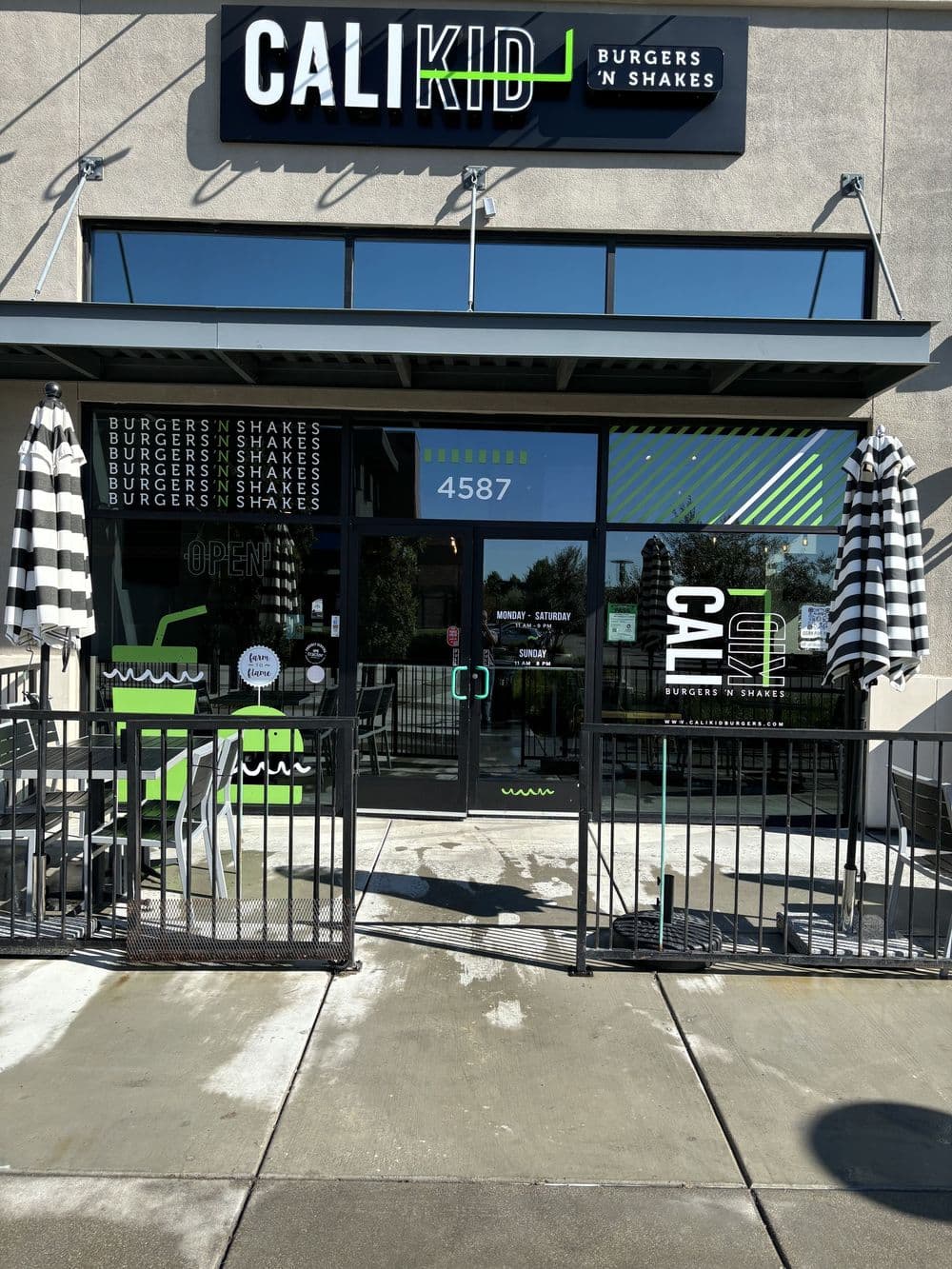 Gallery photos for Sidewalk and Patio Cleaning for Restaurant: Image #3